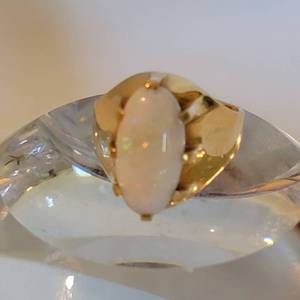 lot 104 image: 18K Yellow Gold Opal Ring  Size 7.5 7g