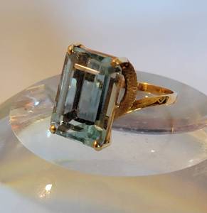 lot 105 image: 18K Yellow Gold Swedish Blue Aquamarine Cocktail Ring  Size 7 5g