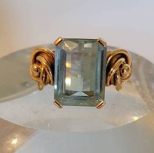 lot 106 image: 18K Yellow Gold Swedish Blue Aquamarine Swirl Design Ring  Size 6.5 7g