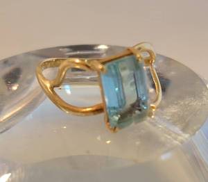lot 107 image: 18K Yellow Gold Swedish Blue Aquamarine Modern Design Ring  Size 6 2g