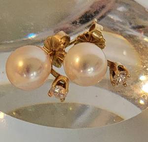 lot 118 image: 14K Gold Diamond Point Pearl Earrings