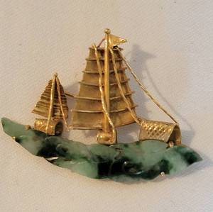 lot 116 image: 18K Yellow Gold and Jade Asian Junk Boat Brooch  10g