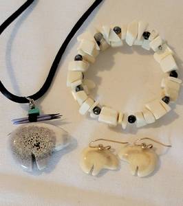 lot 129 image: Elk Antler Bear Fetish Pendant Necklace with Earrings and Bracelet