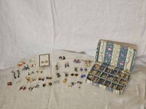 lot 151 image: Dazzling Costume Jewelry Earing Group
