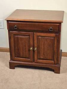 lot 225 image: Classic American Accent Cabinet - Pennsylvania House