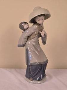 lot 74E image: Lladro Painted Ceramic Studio Art Statue - Chinese with Baby on Her