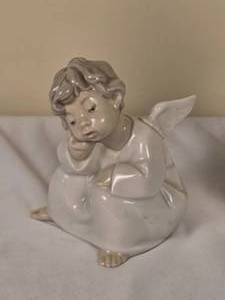 lot 74D image: Lladro Painted Ceramic Studio Art Statue - Angel Thinking