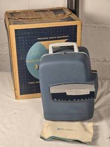 lot 318 image: Vintage MCM Bell & Howell 8mm Automatic Threading Projector - Model 363