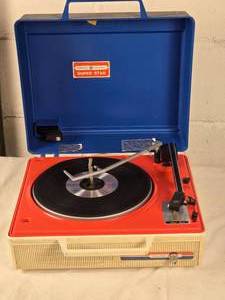 lot 80 image: Awesome Vintage General Electric Super Star Portable Turntable