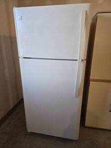lot 249 image: Kenmore AD-18 Refrigerator - 253.6041261E