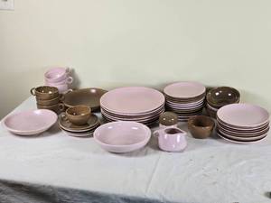 lot 302 image: Vintage Russel Wright Casual China Set - Iroquois - (50)