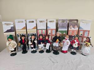 lot 301 image: Byers Choice Christmas Carolers - B - (9)