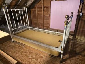 lot 169 image: CLASSIC TWIN SIZE PAINTED BRASS BED SET