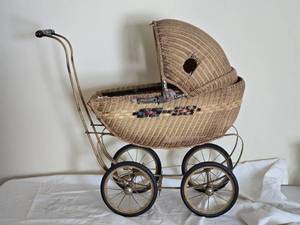 lot 170 image: ADORABLE VINTAGE WICKER DOLL CARRIAGE