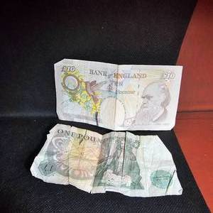 lot 28 image: 10# and 1# English Pound Bills