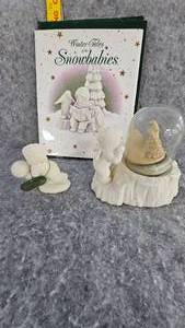 lot 63 image: Snowbabies Ready, Set.. Waterglobe, Winter Tales History Book