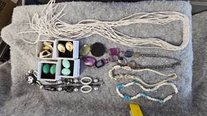 lot 65 image: Vintage Jewelry, Assorted Pieces as shown in photos