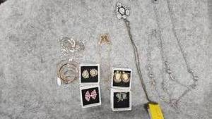 lot 68 image: Vintage Jewelry Lot, assorted Necklaces, earrings, etc