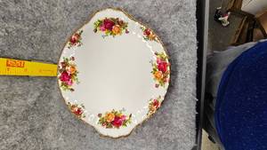 lot 78 image: Royal Albert Bone China, England, Country Rose Pattern-5 Serving Plates