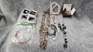 lot 105 image: Vintage Jewelry, Necklaces, Earrings