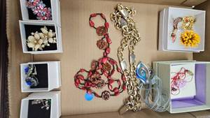 lot 112 image: Vintage Jewelry Lot, assorted Necklaces, earrings, etc