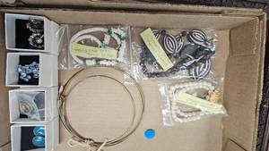 lot 114 image: Vintage Jewelry
