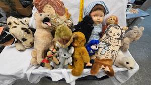 lot 9 image: Basket of Stuffed AnimalsToys