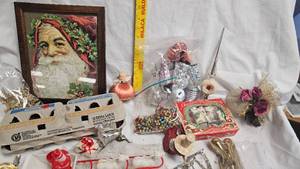 lot 12 image: Vintage Christmas Box
