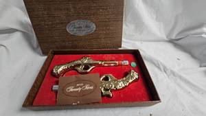 lot 19 image: Avon 20 Paces Cologne Set, sill almost full