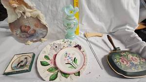 lot 21 image: Fenton  Vase, assorted plates