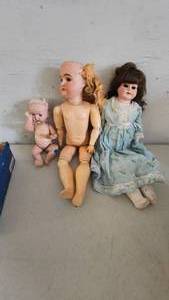 lot 33 image: Porcelain Doll Lot