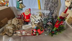 lot 48 image: Vintage Christmas Lot