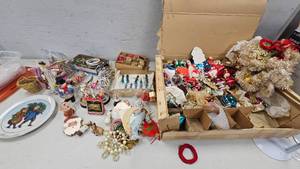 lot 63 image: Vintage Christmas
