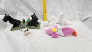 lot 69 image: Scotty Dog Lot with Bookends