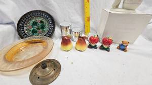 lot 78 image: SP Shakers, Snowbunnies in box