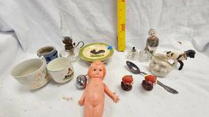 lot 81 image: Lighters, Oil Lamp, Assorted Vintage Trinkets
