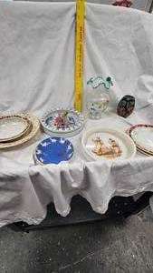 lot 114 image: Fenton Vase, Baby Plates, dishes,