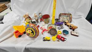 lot 123 image: Assorted Toy, vintage and Figurines