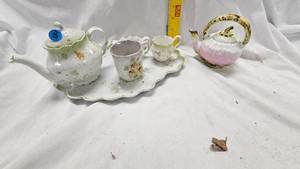 lot 124 image: Tea Set with Tray and Extra Tea Pot