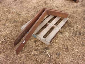 lot 46 image: Miss Matched Pallet Forks