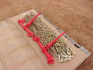 lot 70 image: 2-516 Ratchet Load Binders & 4-516 x 20 Grade 80 Chains (UNUSED)