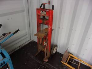 lot 97 image: Hydra Split Block Splitter