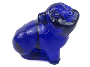 lot 32I image: 2005 FENTON Cobalt Blue Sitting Glass Pig Figurine