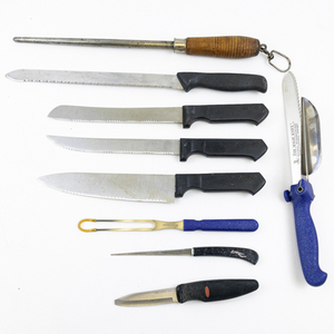 lot 58 image: Lot of 9 Set of Knifes and Kitchen Utensils