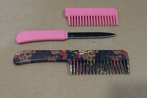 lot 28 image: 2 Hair Comb Knives