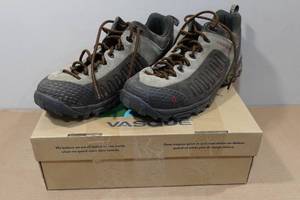 lot 111 image: Vasque Mens Juxt Hiking Low Boots -Size 11 Wide