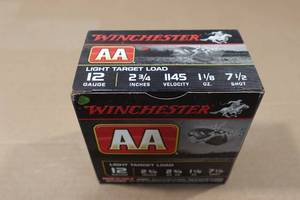 lot 143 image: 25 Winchester AA 12 Gauge 2-34 Light Load 7.5 Shot Shotshells