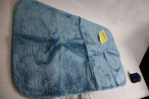 lot 418 image: Basin Blue Bath Rug 24 x 40 100% Nylon