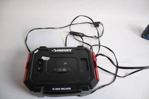 lot 464 image: Husky 12 Volt Inflator with Accessories
