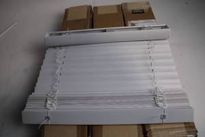 lot 470 image: White Horizontal Blinds - Set of 4